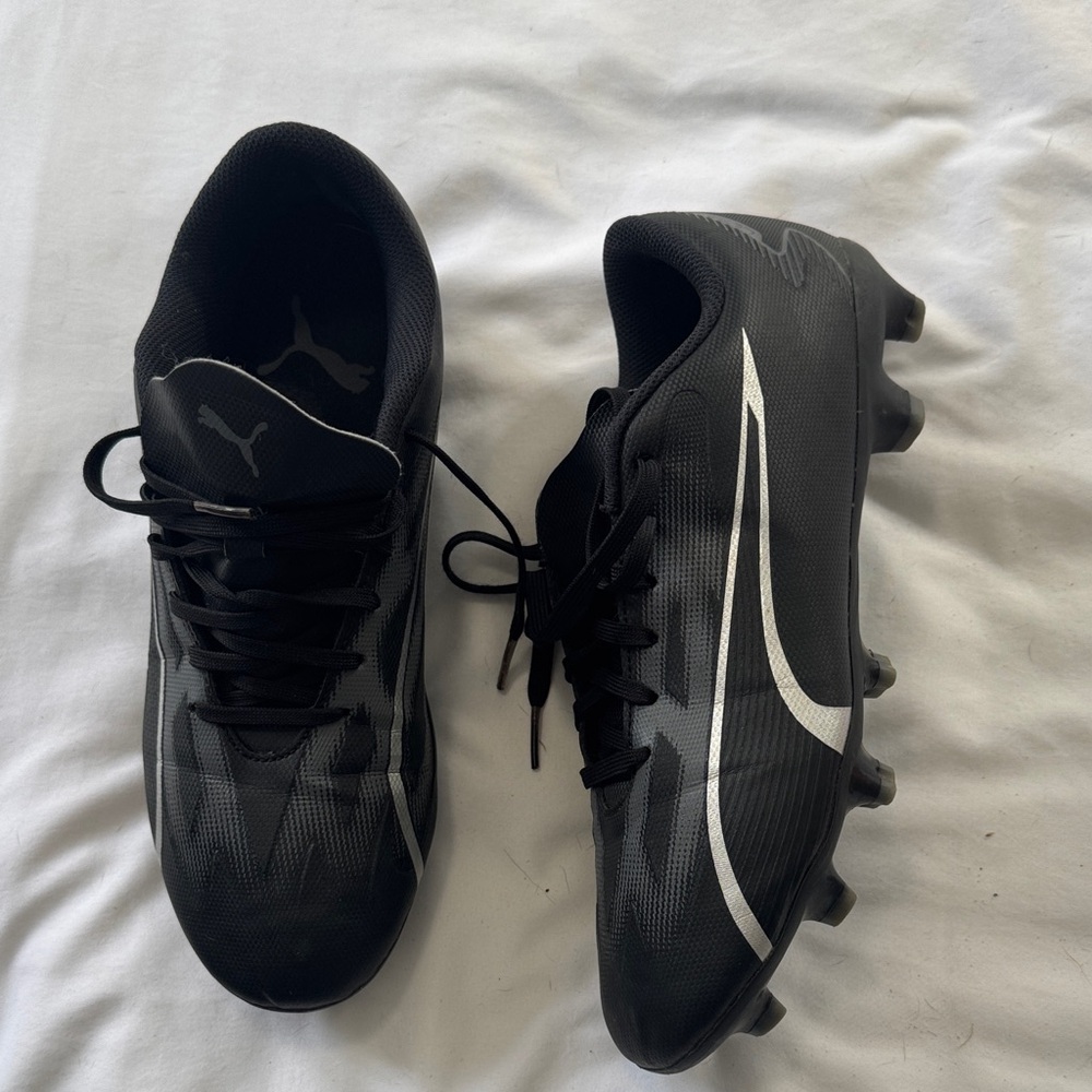 Puma Men's Black and Gray Soccer Cleats